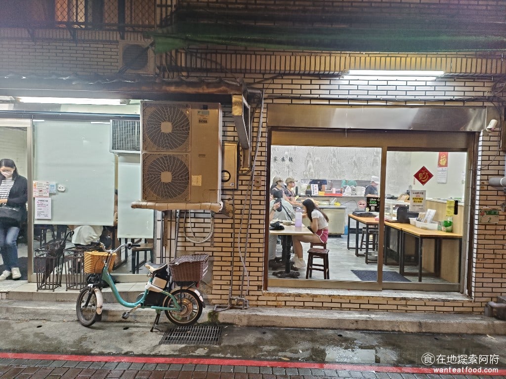 王家水餃館,王家水餃館菜單,王家水餃館價格,內湖區美食,內湖美食,東湖美食,台灣小吃,水餃,炸醬麵 《王家水餃館》位在東湖國小旁邊，不管是搭捷運，還是開車都非常方便。搭捷運的話，從東湖站 1 號出口過來，走個 5 分鐘就到了。 @在地探索的阿府美食世界