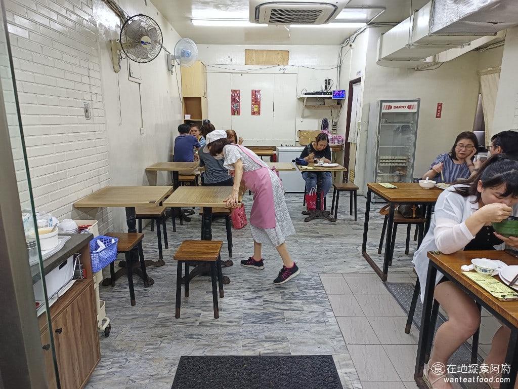 王家水餃館,王家水餃館菜單,王家水餃館價格,內湖區美食,內湖美食,東湖美食,台灣小吃,水餃,炸醬麵 這裡的用餐環境還算乾淨，很多水餃店都有環境較差的問題，但《王家水餃館》算是不錯的。 @在地探索的阿府美食世界