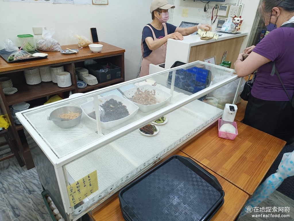 王家水餃館,王家水餃館菜單,王家水餃館價格,內湖區美食,內湖美食,東湖美食,台灣小吃,水餃,炸醬麵 來《王家水餃館》用餐，建議要提早來，不然小菜一定會提早賣光，像是泡菜和豆皮，是最容易賣光的。 @在地探索的阿府美食世界