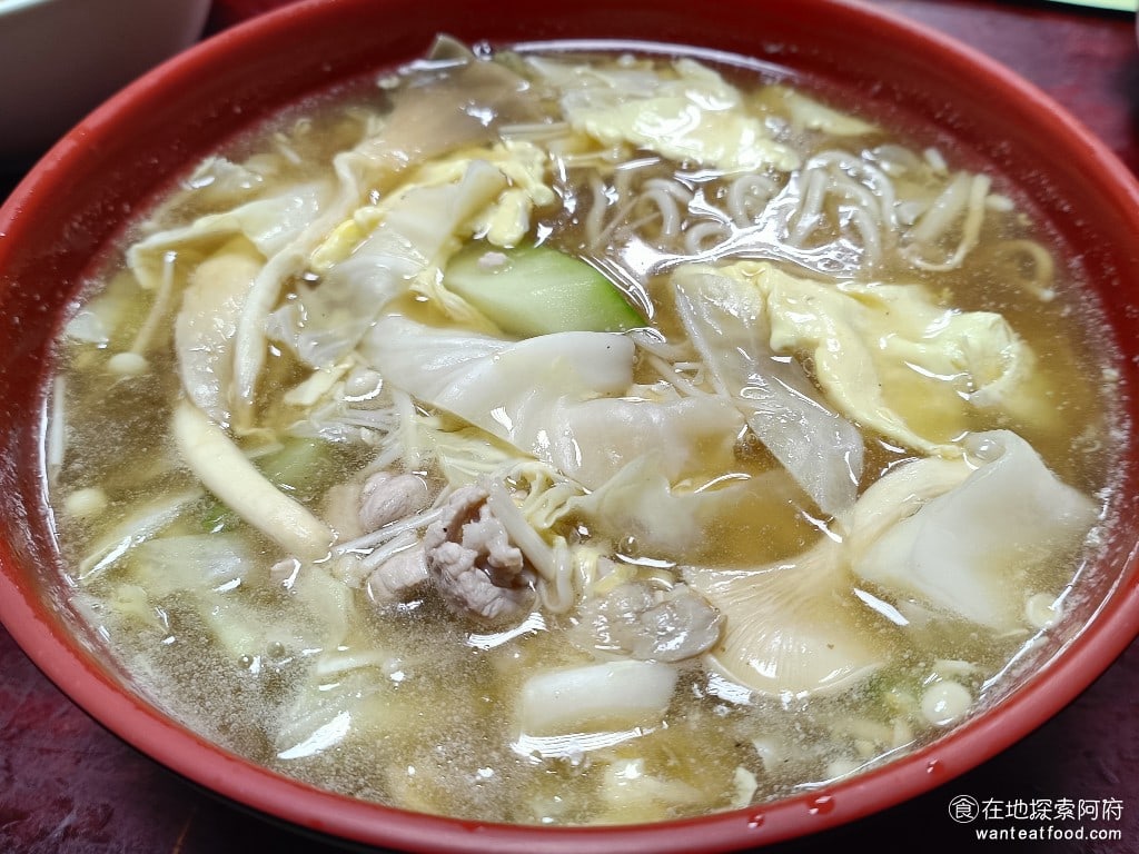 王家水餃館,王家水餃館菜單,王家水餃館價格,內湖區美食,內湖美食,東湖美食,台灣小吃,水餃,炸醬麵 大滷麵 115 元 這碗大滷麵裡面有滿滿的配料，大滷湯中有金針菇、黑木耳、肉絲、蛋花，還有杏鮑菇，吃起來非常豐富。 @在地探索的阿府美食世界