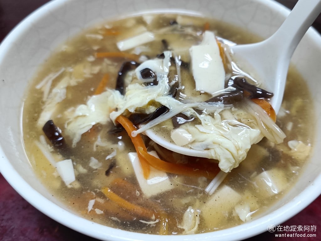 王家水餃館,王家水餃館菜單,王家水餃館價格,內湖區美食,內湖美食,東湖美食,台灣小吃,水餃,炸醬麵 這碗酸辣湯，主要就是在吃裡面的配料，因為湯頭不管是酸味還是辣味，都沒有突出的味道。如果想喝味道重一點的湯，建議是點牛肉湯。 @在地探索的阿府美食世界