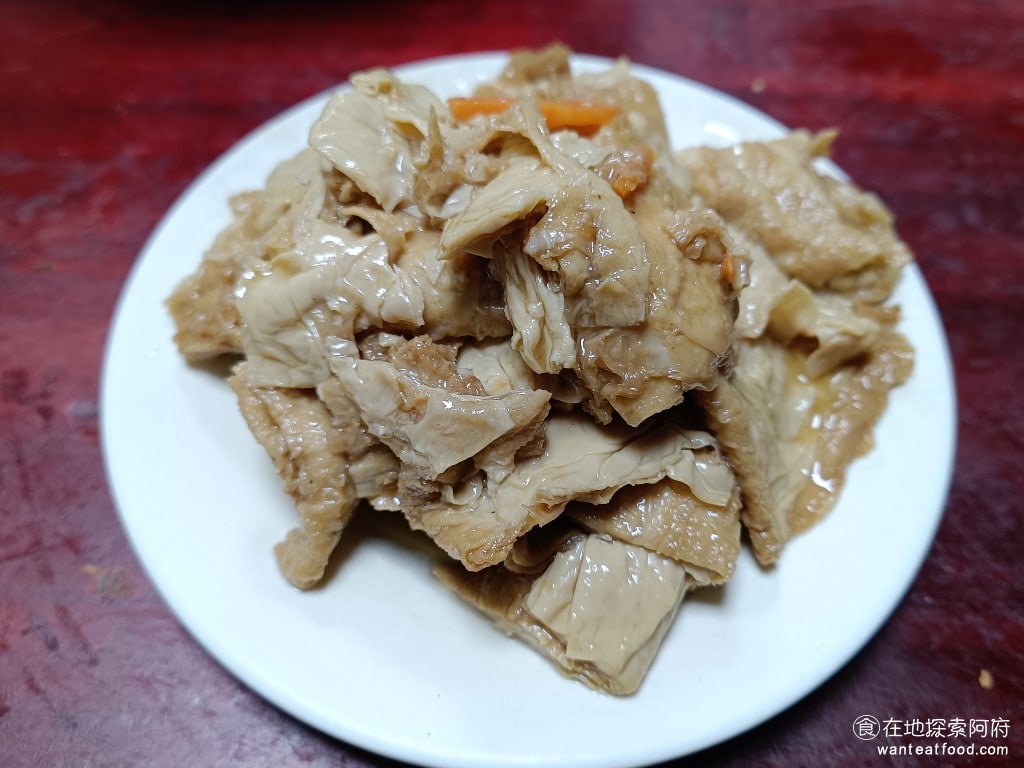 王家水餃館,王家水餃館菜單,王家水餃館價格,內湖區美食,內湖美食,東湖美食,台灣小吃,水餃,炸醬麵 小菜豆皮 在所有的小菜中，泡菜是最好吃的，接下來就是這個豆皮，豆皮滷得非常入味，吃起來不油膩。 @在地探索的阿府美食世界