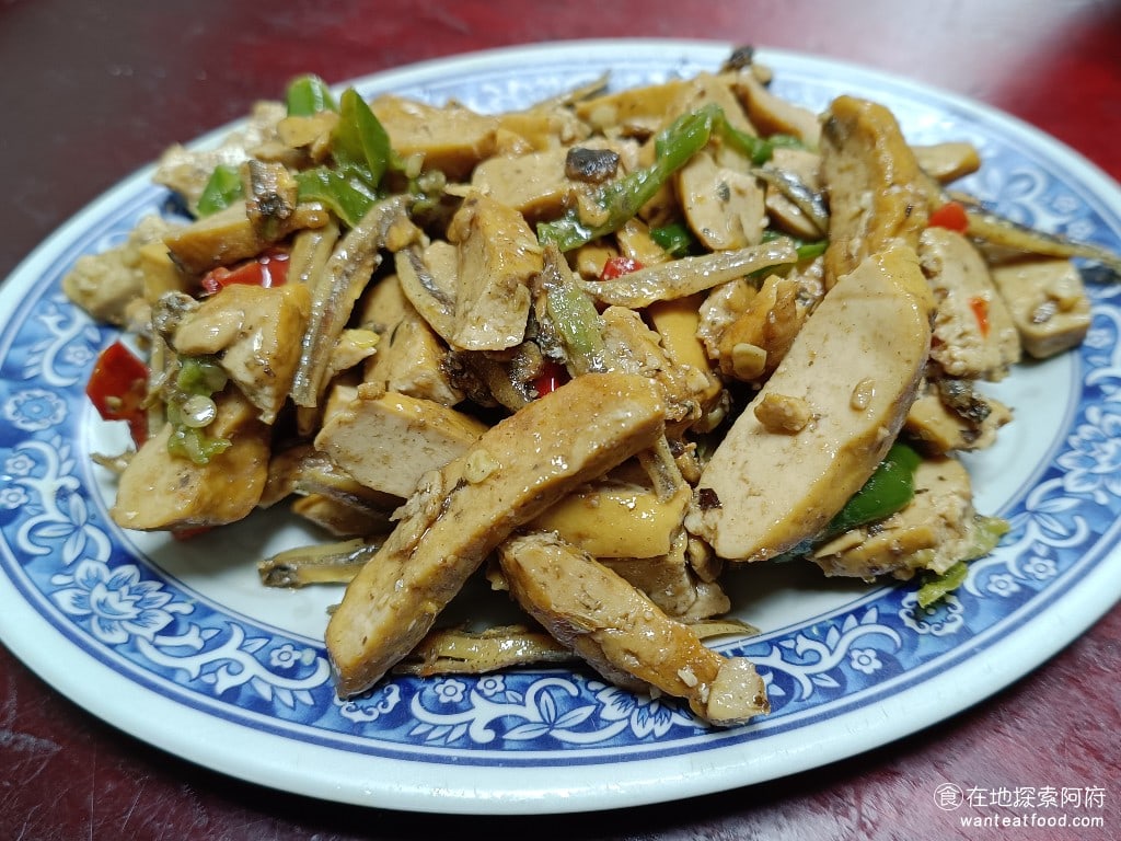 王家水餃館,王家水餃館菜單,王家水餃館價格,內湖區美食,內湖美食,東湖美食,台灣小吃,水餃,炸醬麵 小魚豆干 吃起來不會辣，小魚乾+豆干，搭配的非常好 @在地探索的阿府美食世界