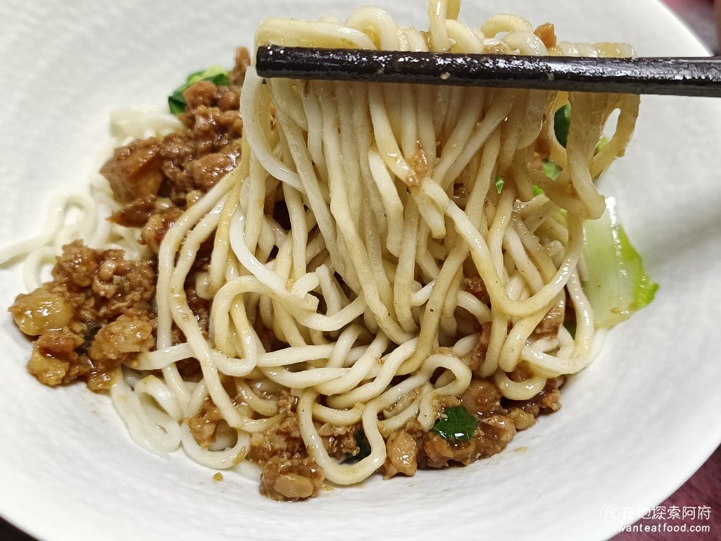 王家水餃館,王家水餃館菜單,王家水餃館價格,內湖區美食,內湖美食,東湖美食,台灣小吃,水餃,炸醬麵 炸醬麵的麵條吃起來口感非常的Q彈，搭配水餃吃，增添了不少的風味。 @在地探索的阿府美食世界