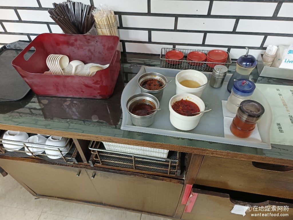 王家水餃館,王家水餃館菜單,王家水餃館價格,內湖區美食,內湖美食,東湖美食,台灣小吃,水餃,炸醬麵 另外一個用餐區，也有獨立的醬料和餐具區。 @在地探索的阿府美食世界