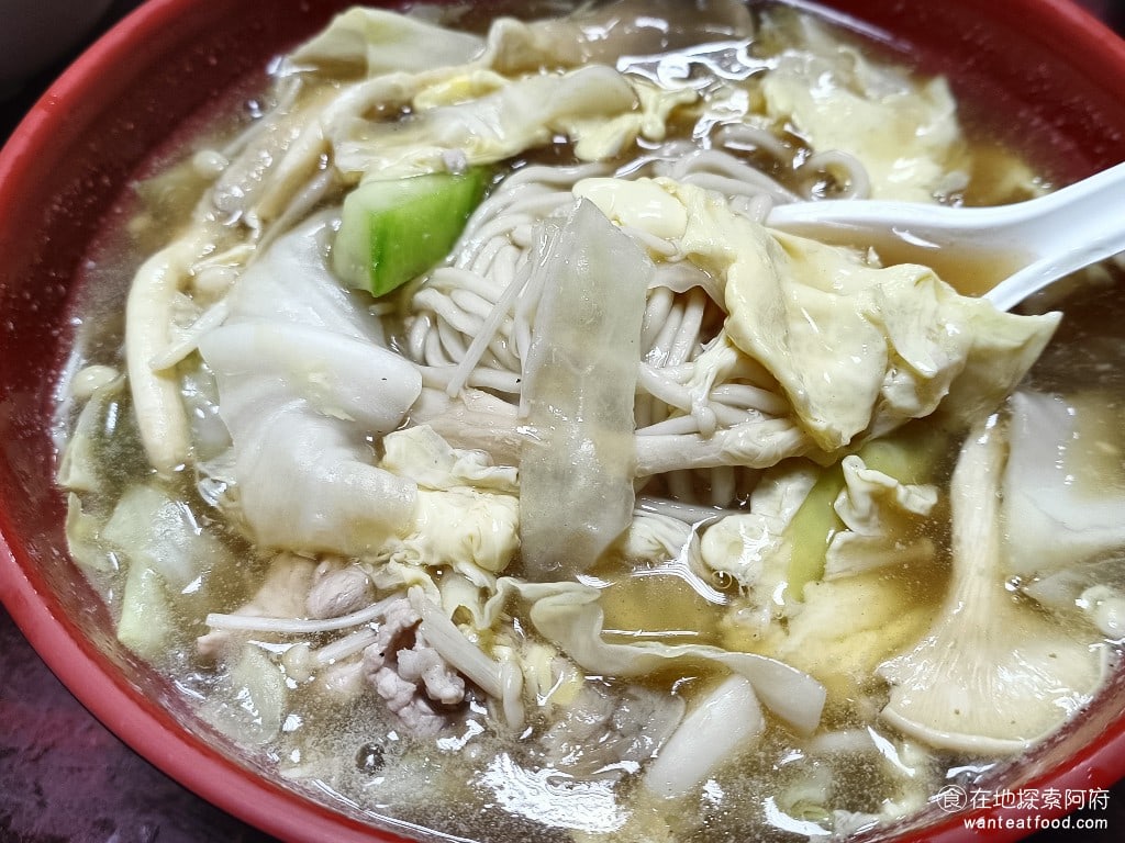王家水餃館,王家水餃館菜單,王家水餃館價格,內湖區美食,內湖美食,東湖美食,台灣小吃,水餃,炸醬麵 大滷湯的口感，喝起來非常清爽，裡面的麵給的也非常多，份量足夠價格合理，只是大滷湯的味道偏淡，沒有特別的味道。 @在地探索的阿府美食世界