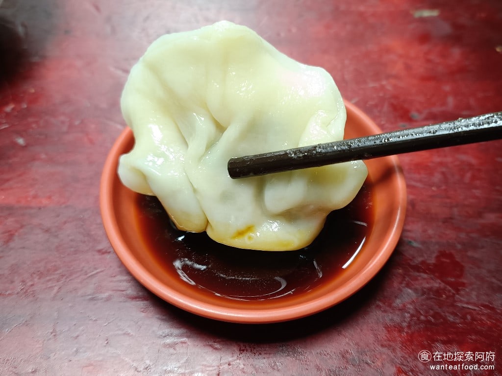 王家水餃館,王家水餃館菜單,王家水餃館價格,內湖區美食,內湖美食,東湖美食,台灣小吃,水餃,炸醬麵 不沾醬直接吃的話，會覺得水餃沒什麼味道，建議可以搭配店家特調的醬油。 @在地探索的阿府美食世界