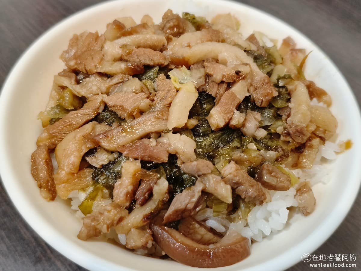 大橋頭魯肉飯 大橋頭魯肉飯菜單 大橋頭魯肉飯推薦 大同區美食 大同美食 大橋頭美食 幼肉肥瘦比例看起來均衡,燉煮得算軟嫩,入口不會太油膩,鹹度偏向剛好,不會死鹹,搭配下面鋪的酸菜,可以中和油脂的厚重感。 @在地老饕阿府