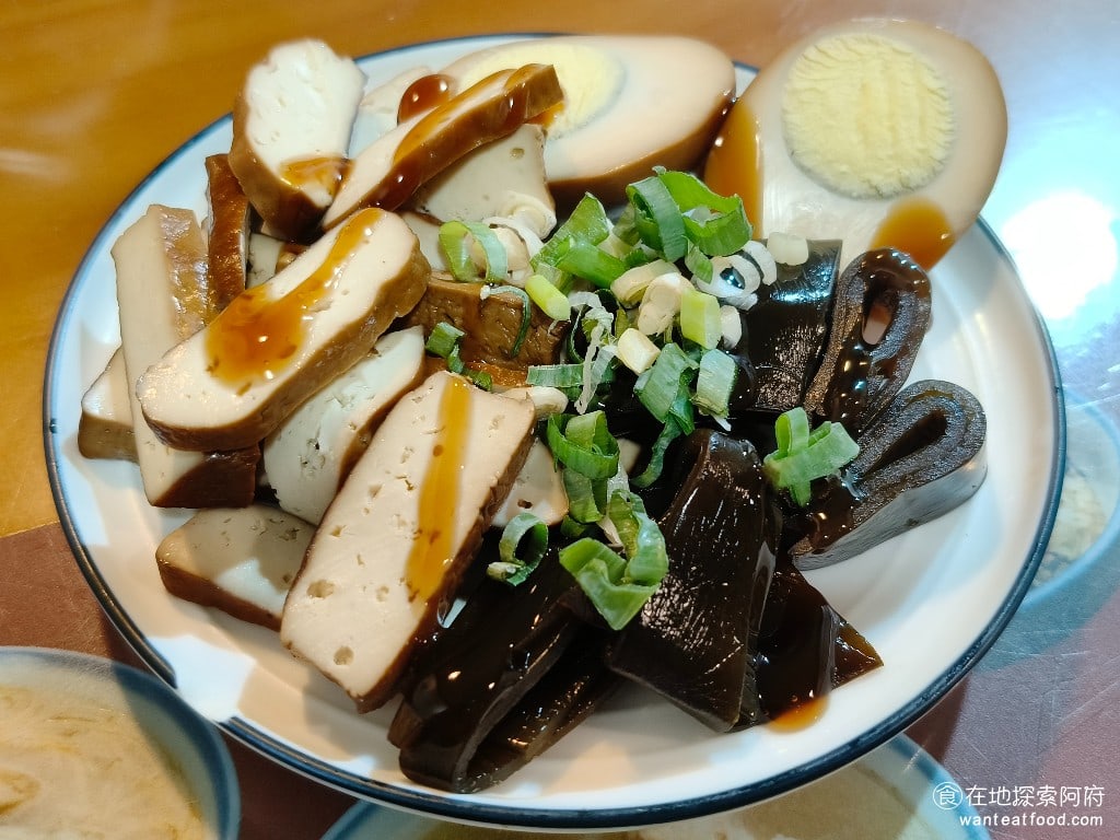 顏加唐麵線,顏加唐麵線菜單,顏加唐麵線價格,松山區美食,松山美食,松山美食,台灣小吃,蚵仔麵線,油飯 小菜 小菜是豆干、海帶、加滷蛋三合一，海帶吃起來感覺放得比較久，有氧化的味道。 @在地探索的阿府美食世界