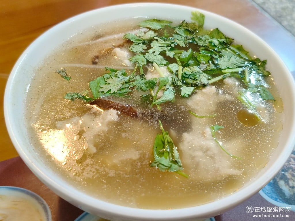 顏加唐麵線,顏加唐麵線菜單,顏加唐麵線價格,松山區美食,松山美食,松山美食,台灣小吃,蚵仔麵線,油飯 肉羹 我覺得所有餐點中最好吃的，就是這一個肉羹，肉羹的做法和一般店家也不一樣，最大的特色就是完全不加勾芡。煮出來的湯頭非常清爽、清澈，喝得到肉羹最原始的味道，清甜中帶有淡淡的鮮味，以及香菜的香味。 @在地探索的阿府美食世界