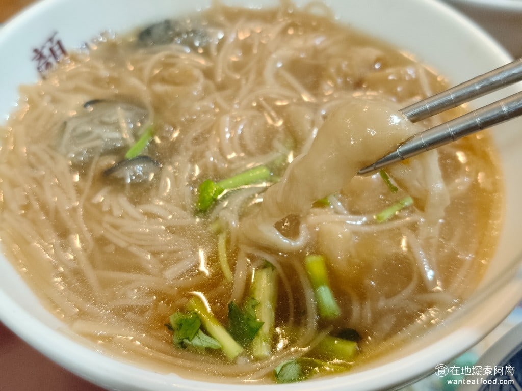 顏加唐麵線,顏加唐麵線菜單,顏加唐麵線價格,松山區美食,松山美食,松山美食,台灣小吃,蚵仔麵線,油飯 店家使用大骨熬製的湯頭，也是亮點之一，喝起來味道清爽，他們選用的蚵仔來自嘉義朴子，每一顆都非常飽滿，搭配處理得相當乾淨的大腸，吃起來完全沒有腥味，走的是原味風格，並沒有特別的調味，而且肥油的部分保留得比較多。由於大腸太軟，所以吃起來的口感比較軟爛。 @在地探索的阿府美食世界