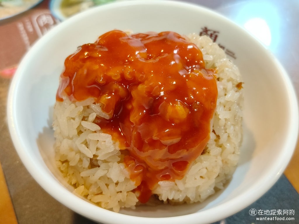 顏加唐麵線,顏加唐麵線菜單,顏加唐麵線價格,松山區美食,松山美食,松山美食,台灣小吃,蚵仔麵線,油飯 油飯 《顏加唐麵線》的油飯，是用麻油爆炒香菇、蝦米和肉絲，搭配糯米一起去蒸，米粒都吸飽了配料的精華。糯米的口感，粒粒分明吃起來不會黏牙，非常有嚼勁，個人是覺得口感有一點偏硬。 @在地探索的阿府美食世界