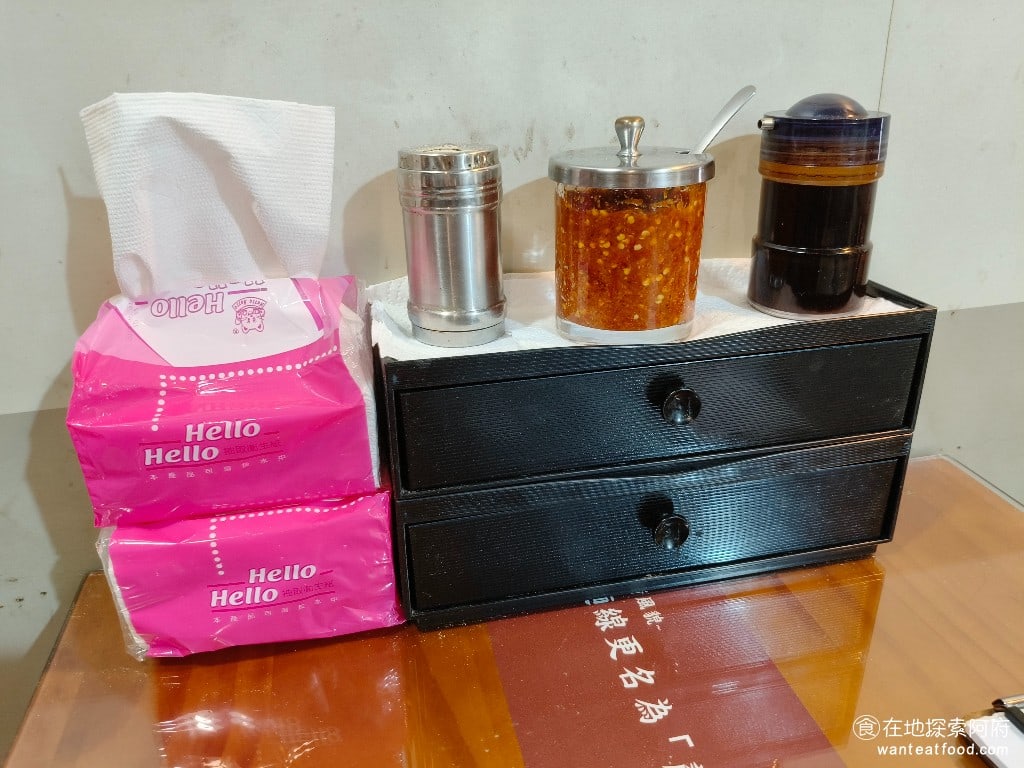 顏加唐麵線,顏加唐麵線菜單,顏加唐麵線價格,松山區美食,松山美食,松山美食,台灣小吃,蚵仔麵線,油飯 旁邊放著調味料，辣椒、醬油和胡椒粉。 @在地探索的阿府美食世界