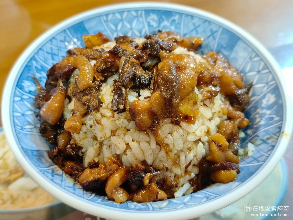 顏加唐麵線,顏加唐麵線菜單,顏加唐麵線價格,松山區美食,松山美食,松山美食,台灣小吃,蚵仔麵線,油飯 滷肉飯 《顏加唐麵線》的滷肉飯，肥肉很多，瘦肉也有，算是中間風格，吃得到肥，也吃得到瘦肉，算北部風格。肉燥滷的相當入味，調味的恰到好處，不會太鹹吃起來也不會感覺到油膩，搭配著底部的醬汁，吃起來味道非常清爽。 @在地探索的阿府美食世界