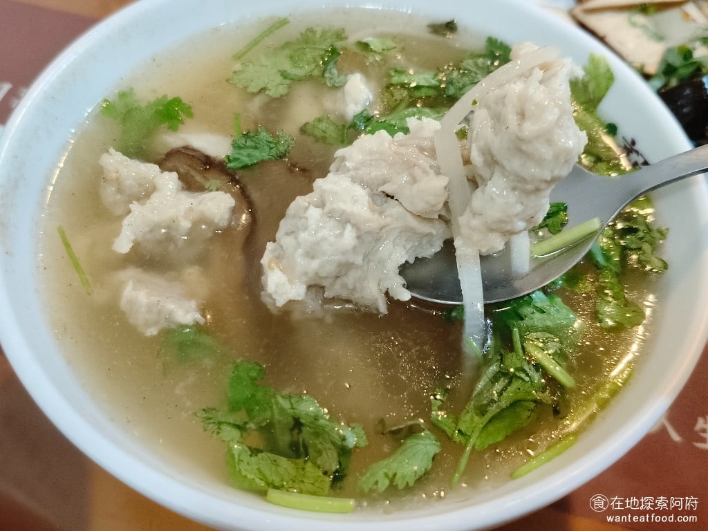 顏加唐麵線,顏加唐麵線菜單,顏加唐麵線價格,松山區美食,松山美食,松山美食,台灣小吃,蚵仔麵線,油飯 《顏加唐麵線》的肉羹用的是肉條，而不是包著厚厚魚漿的做法，所以肉羹吃起來非常有嚼勁，但個人是覺得肉羹吃起來太大塊，而且肉質有一點太硬了，只有湯的部分味道非常清爽。 @在地探索的阿府美食世界