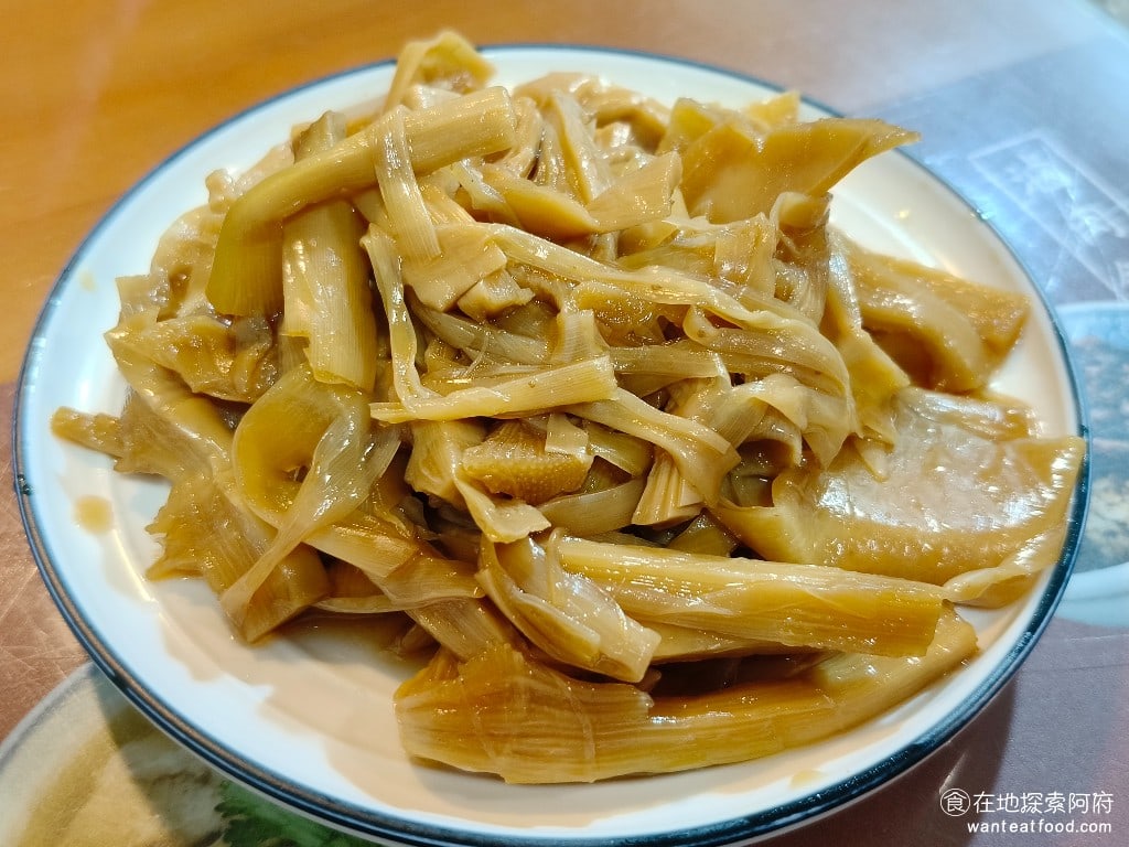 顏加唐麵線,顏加唐麵線菜單,顏加唐麵線價格,松山區美食,松山美食,松山美食,台灣小吃,蚵仔麵線,油飯 筍絲 筍絲的色澤，比一般的筍絲還要深，吃起來沒什麼酸味，但醃製的味道比較重。 @在地探索的阿府美食世界