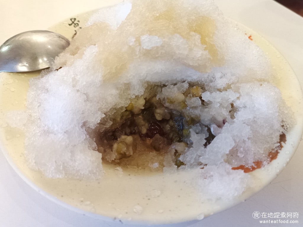 巷口亭豆花 松山美食 松山美食 台灣小吃 原本沒有很期待看是不起眼的刨冰吃起來應該很普通吧結果吃了一口後意外的發現比想像中的還好吃
