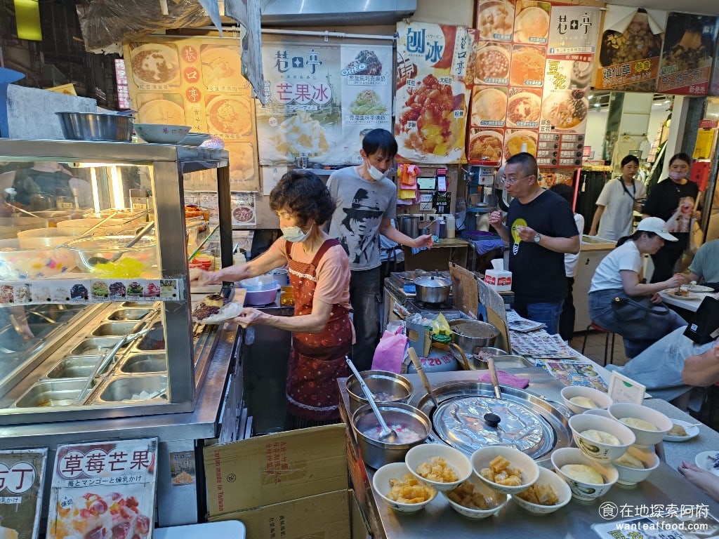 巷口亭豆花 松山美食 松山美食 台灣小吃 這些電雖然海報貼的亂七八糟但看他的工作台還算是乾淨的