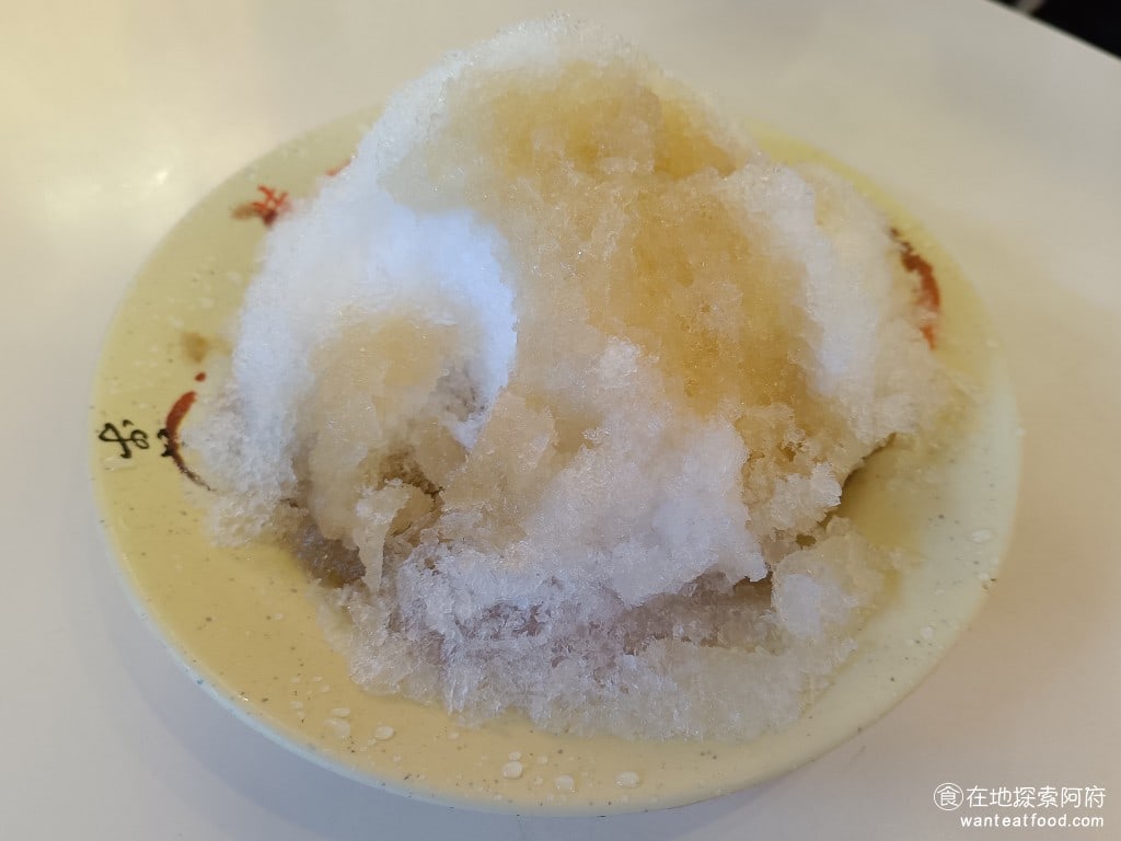 巷口亭豆花 松山美食 松山美食 台灣小吃 刨冰加三種料 我們家的是藝人 紅豆 和綠豆 這一份的價格是85元還不算貴