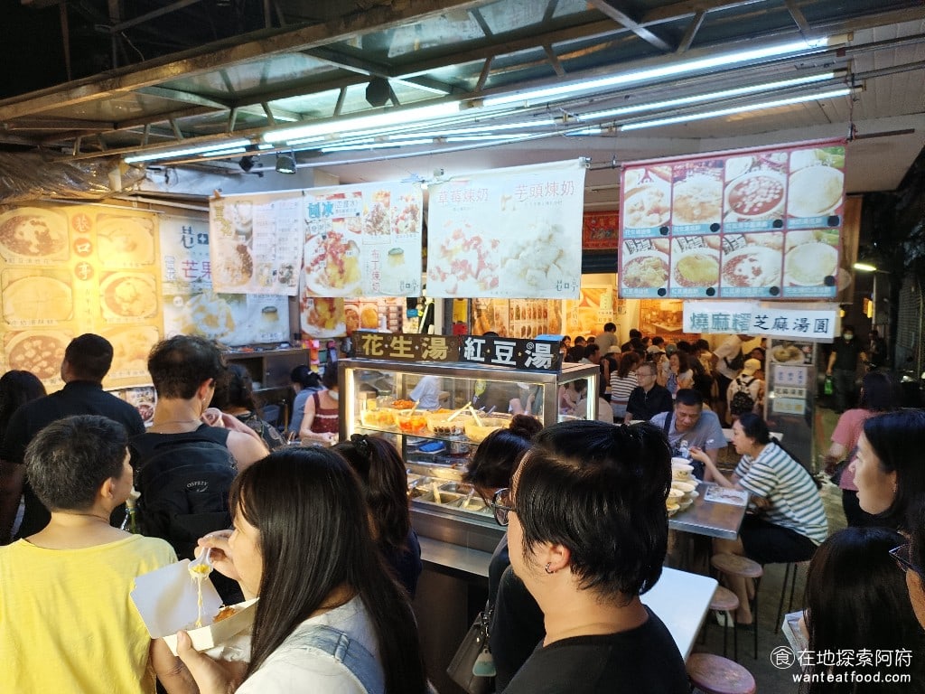 巷口亭豆花 松山美食 松山美食 台灣小吃 巷口停豆花位於比較靠近塔悠路的那一端旁邊是齒留香牛肉麵這間店我之前就很有印象因為他的店外貼滿了冰品的海報 但因為我覺得很亂所以都沒有想來吃