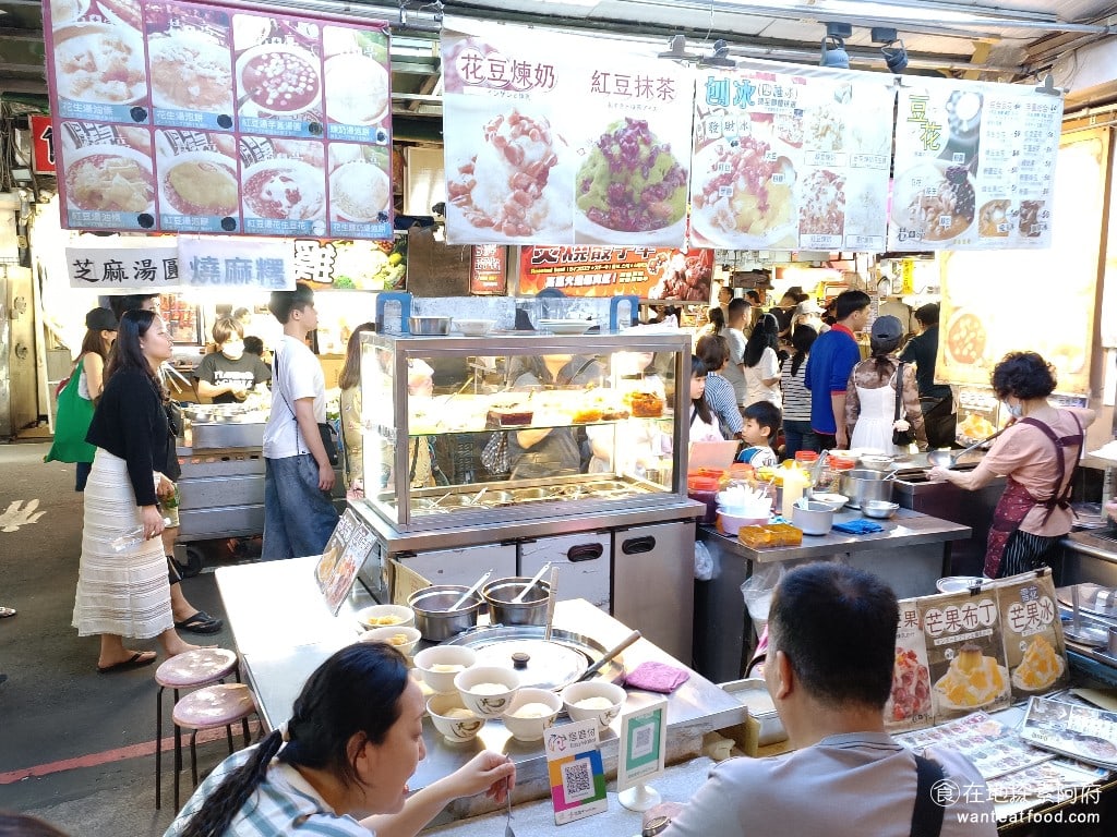 巷口亭豆花 松山美食 松山美食 台灣小吃 雖然店外貼了一大堆的冰品海報很容易陷入選擇困難但其實在這間店無論你點哪一個都有一定的水準而且海報上拍的全部都是實體的照片 完全沒有任何誇大或是裝飾
