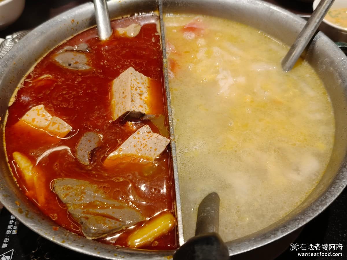 鼎王麻辣鍋台北信義ATT店 鼎王麻辣鍋台北信義ATT店菜單 鼎王麻辣鍋台北信義ATT店推薦 麻辣火鍋湯頭 湯頭用牛油、蔬果、中藥、辛香料熬煮,香氣濃郁、辣度中等,湯喝起來有厚度,不會只有單純的辣味。 @在地老饕阿府