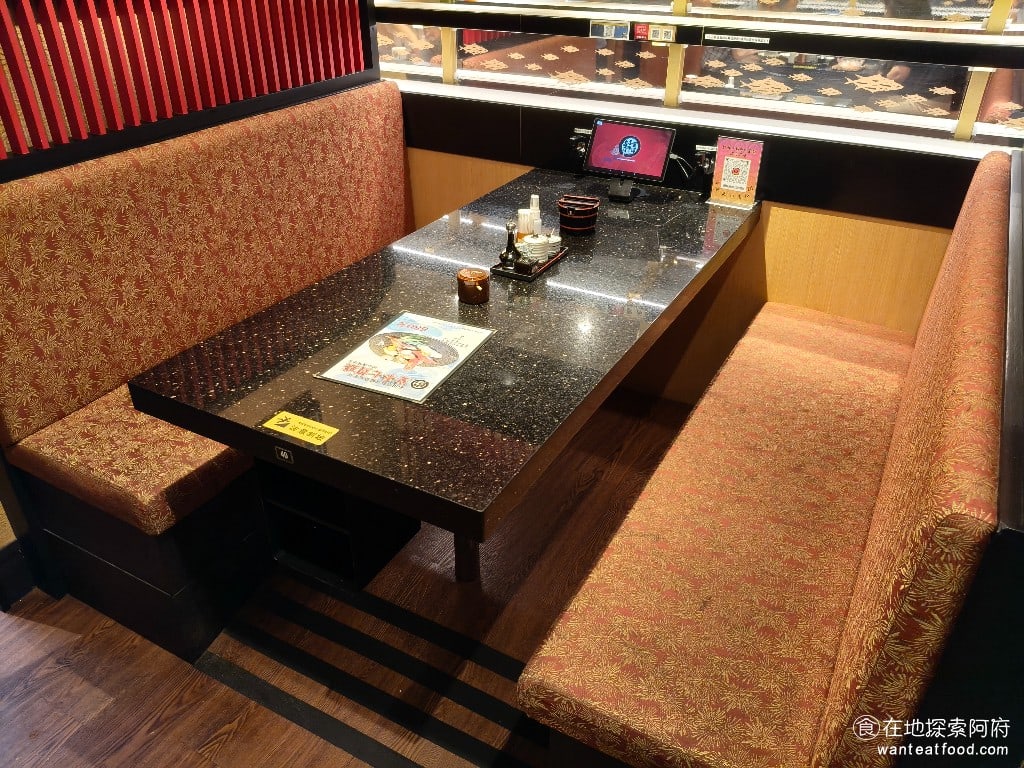 金澤美味壽司,金沢まいもん寿司,SOGO台北忠孝館店,金澤美味壽司,SOGO台北忠孝館店菜單,金澤美味壽司,SOGO台北忠孝館店價格,大安區美食,大安美食,忠孝復興美食,日式料理,壽司 座位幾乎全部都是沙發座椅，空間也非常寬敞，店內的冷氣也開得很涼爽，《金澤壽司 SOGO忠孝館》的用餐環境完全勝過平價的壽司店。每個座位都有附上一個平板，點餐的方式和平價的壽司店是一樣的。 @在地探索的阿府美食世界