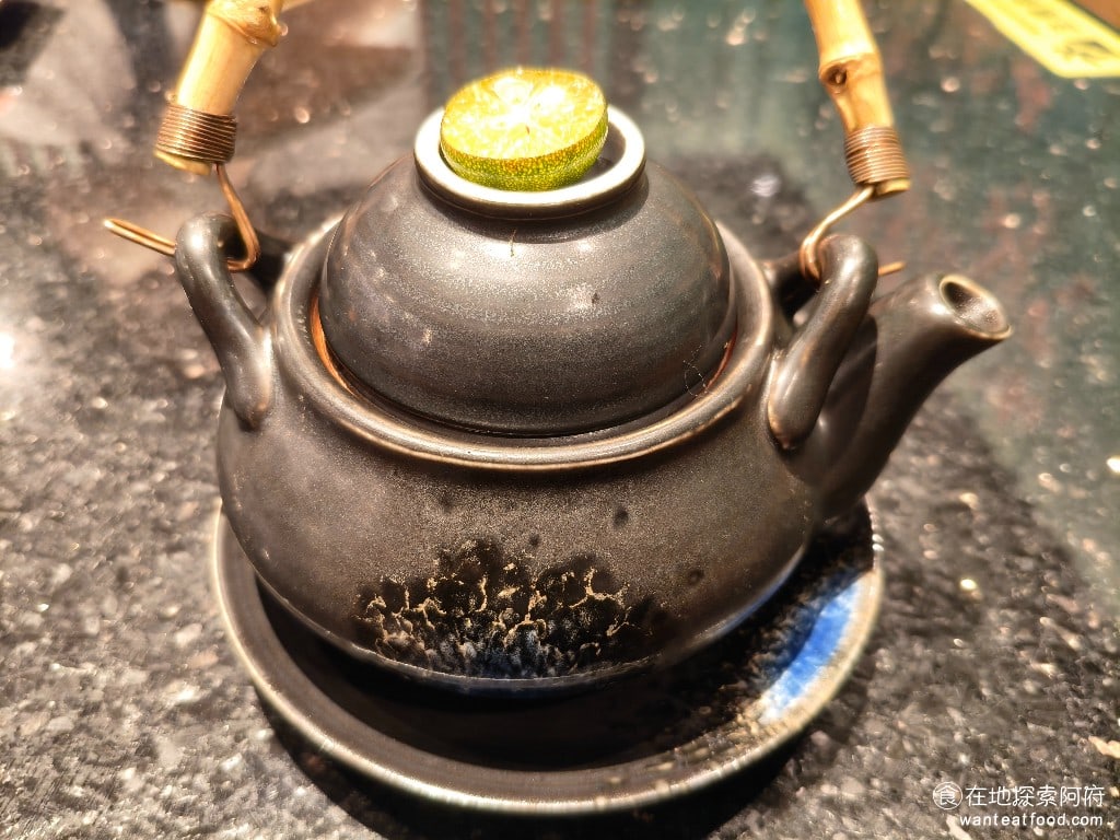 金澤美味壽司,金沢まいもん寿司,SOGO台北忠孝館店,金澤美味壽司,SOGO台北忠孝館店菜單,金澤美味壽司,SOGO台北忠孝館店價格,大安區美食,大安美食,忠孝復興美食,日式料理,壽司 土瓶蒸 土瓶蒸裡面有豐富的海鮮，味道喝起來比較偏淡，以清爽為主。 @在地探索的阿府美食世界