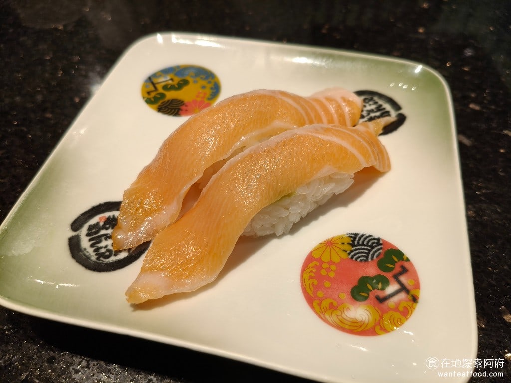 金澤美味壽司,金沢まいもん寿司,SOGO台北忠孝館店,金澤美味壽司,SOGO台北忠孝館店菜單,金澤美味壽司,SOGO台北忠孝館店價格,大安區美食,大安美食,忠孝復興美食,日式料理,壽司 鮭魚大腹 《金澤壽司 SOGO忠孝館》的鮭魚，和一般平價壽司店不同的地方，在於鮭魚的長度切得非常長，而且厚度是平價壽司店的三倍。 @在地探索的阿府美食世界