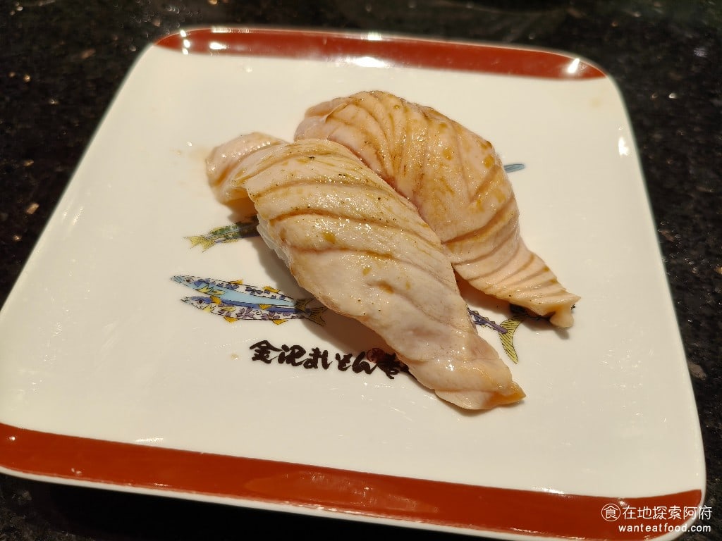 金澤美味壽司,金沢まいもん寿司,SOGO台北忠孝館店,金澤美味壽司,SOGO台北忠孝館店菜單,金澤美味壽司,SOGO台北忠孝館店價格,大安區美食,大安美食,忠孝復興美食,日式料理,壽司 炙燒鮭魚 炙燒過的鮭魚，吃起來更有溫度，口感上更多的層次感，而且魚肉非常大片，大口咬下去，口感非常好。 @在地探索的阿府美食世界