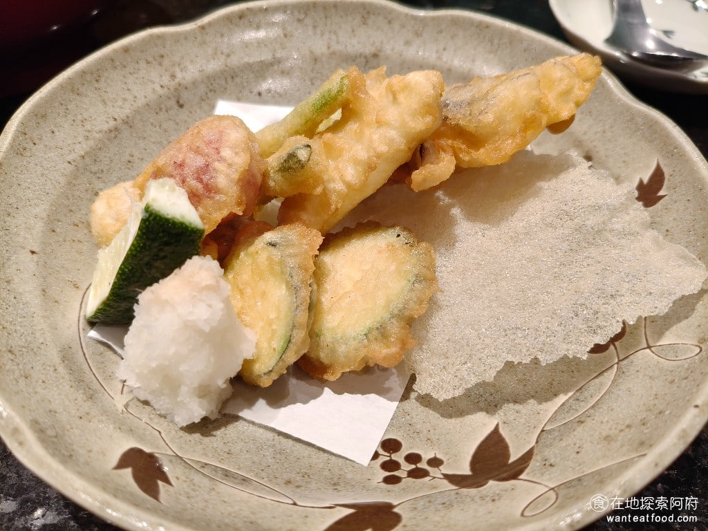 金澤美味壽司,金沢まいもん寿司,SOGO台北忠孝館店,金澤美味壽司,SOGO台北忠孝館店菜單,金澤美味壽司,SOGO台北忠孝館店價格,大安區美食,大安美食,忠孝復興美食,日式料理,壽司 夏野菜天婦羅 天婦羅的外層裹著薄薄的麵衣，炸得非常酥脆，《金澤壽司 SOGO忠孝館》的油用的也非常好，完全不會感受到油膩感。在搭配天婦羅沾醬以及蘿蔔泥時，吃起來會更有味道。 @在地探索的阿府美食世界