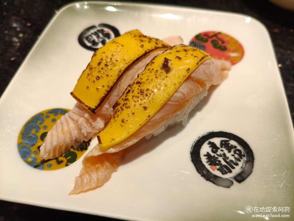 金澤美味壽司,金沢まいもん寿司,SOGO台北忠孝館店,金澤美味壽司,SOGO台北忠孝館店菜單,金澤美味壽司,SOGO台北忠孝館店價格,大安區美食,大安美食,忠孝復興美食,日式料理,壽司 炙燒起司鮭魚 鮭魚本身就非常厚實，且帶有口感，在搭配炙燒起司時，味道更有層次感。 @在地探索的阿府美食世界