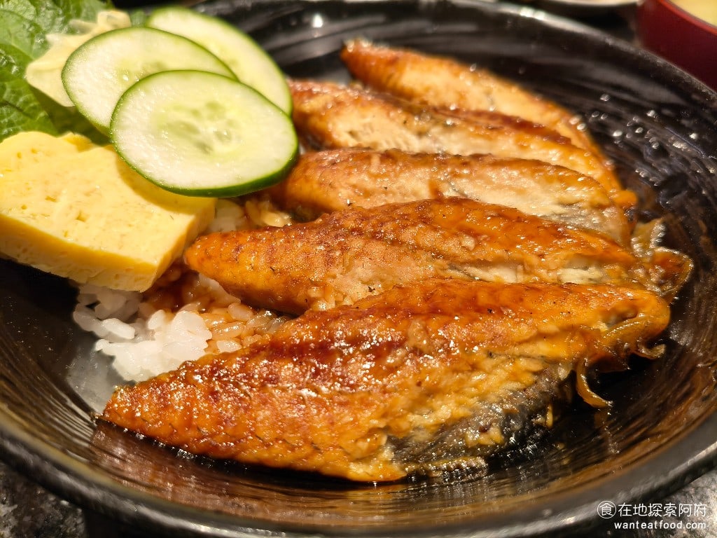 金澤美味壽司,金沢まいもん寿司,SOGO台北忠孝館店,金澤美味壽司,SOGO台北忠孝館店菜單,金澤美味壽司,SOGO台北忠孝館店價格,大安區美食,大安美食,忠孝復興美食,日式料理,壽司 除了鰻魚以外，旁邊還有小黃瓜片和玉子燒片，白飯的口感吃起來會比一般的壽司更軟，而且溫度更暖和一點。 @在地探索的阿府美食世界