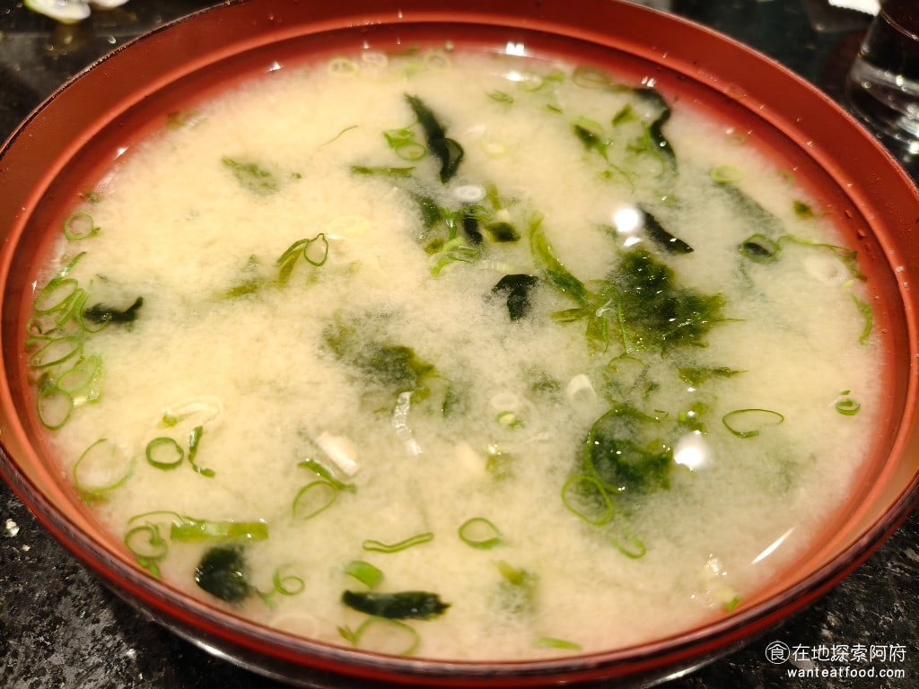 金澤美味壽司,金沢まいもん寿司,SOGO台北忠孝館店,金澤美味壽司,SOGO台北忠孝館店菜單,金澤美味壽司,SOGO台北忠孝館店價格,大安區美食,大安美食,忠孝復興美食,日式料理,壽司 鰻魚飯附贈的味噌湯 由於《金澤壽司 SOGO忠孝館》的飯都是比較偏冷的，所以搭配熱熱的味噌湯喝起來，非常暖胃，非常舒服。 @在地探索的阿府美食世界