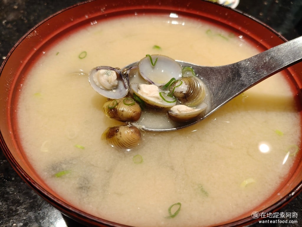 金澤美味壽司,金沢まいもん寿司,SOGO台北忠孝館店,金澤美味壽司,SOGO台北忠孝館店菜單,金澤美味壽司,SOGO台北忠孝館店價格,大安區美食,大安美食,忠孝復興美食,日式料理,壽司 裡面的蛤蠣給得非常多，這一碗的 CP 值還蠻高的，建議可以兩個人分著喝，不然一個人喝完一整碗就都喝飽了。 @在地探索的阿府美食世界