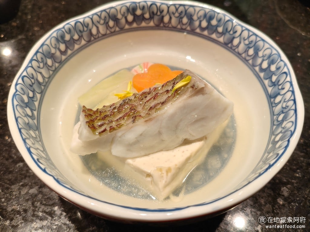金澤美味壽司,金沢まいもん寿司,SOGO台北忠孝館店,金澤美味壽司,SOGO台北忠孝館店菜單,金澤美味壽司,SOGO台北忠孝館店價格,大安區美食,大安美食,忠孝復興美食,日式料理,壽司 鮮魚冬瓜煮 新鮮的魚肉，搭配著冬瓜及豆腐，整份餐點分量雖然少，但吃得到精緻感。味道清淡，吃得到冬瓜的香味及魚肉的原味。 @在地探索的阿府美食世界
