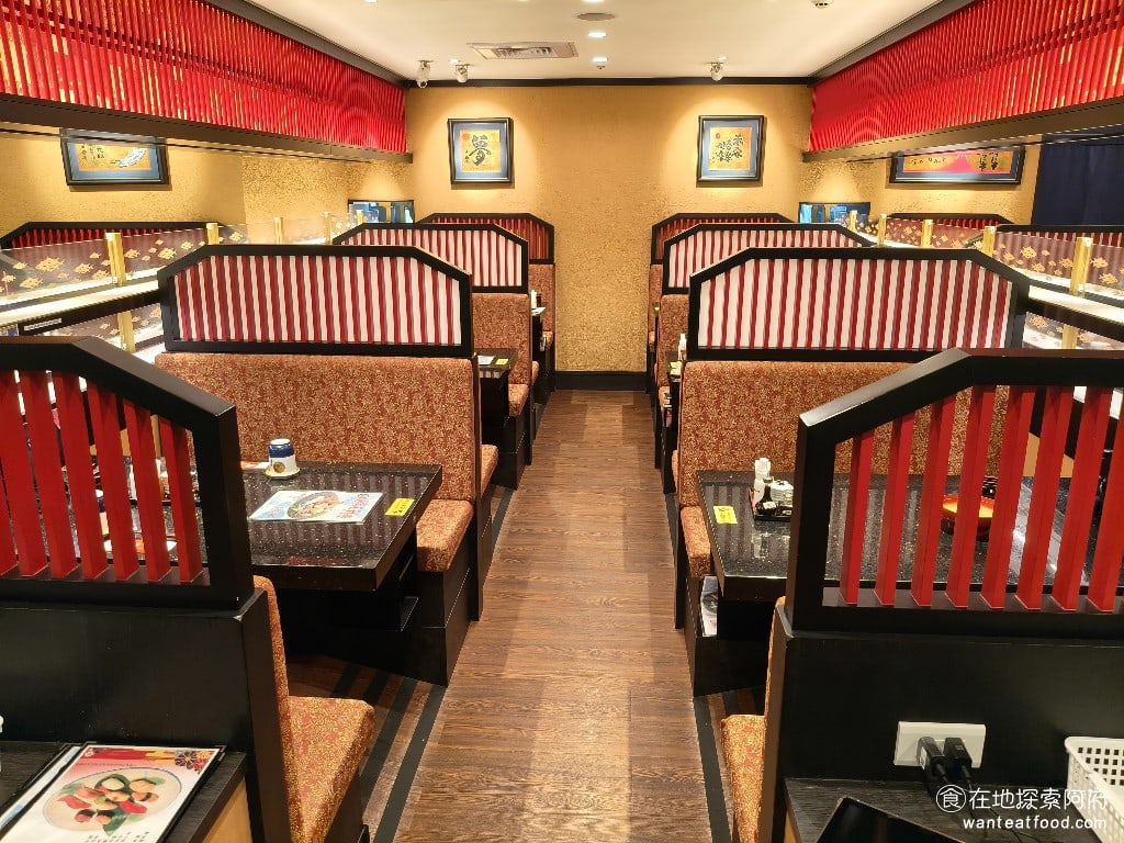 金澤美味壽司,金沢まいもん寿司,SOGO台北忠孝館店,金澤美味壽司,SOGO台北忠孝館店菜單,金澤美味壽司,SOGO台北忠孝館店價格,大安區美食,大安美食,忠孝復興美食,日式料理,壽司 店內的座位有分成一般的座位區和吧台，吧台的地方可以看到師傅現場製作壽司的過程，如果人數少的話，坐吧台用餐也相當有氣氛。 @在地探索的阿府美食世界