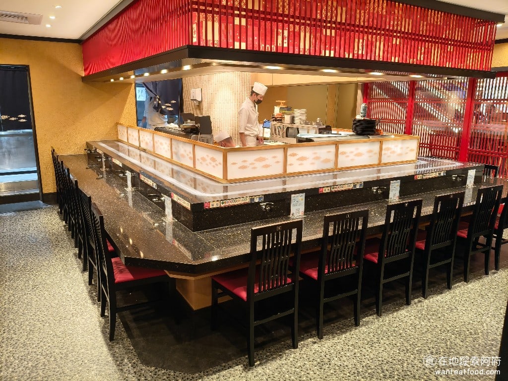 金澤美味壽司,金沢まいもん寿司,SOGO台北忠孝館店,金澤美味壽司,SOGO台北忠孝館店菜單,金澤美味壽司,SOGO台北忠孝館店價格,大安區美食,大安美食,忠孝復興美食,日式料理,壽司 走進店內立刻就被濃濃的日式風情的裝飾給吸引住了，整間店的裝潢走的是優雅復古的日式風格，木質的色調搭配暖色的燈光，讓人有種來到日本的感覺。 @在地探索的阿府美食世界
