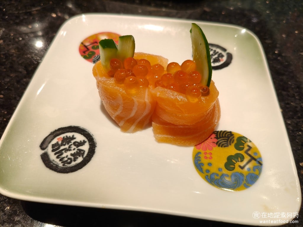 金澤美味壽司,金沢まいもん寿司,SOGO台北忠孝館店,金澤美味壽司,SOGO台北忠孝館店菜單,金澤美味壽司,SOGO台北忠孝館店價格,大安區美食,大安美食,忠孝復興美食,日式料理,壽司 鮭魚親子 鮭魚搭配鮭魚卵一起吃，咬下去入口即化，鮭魚卵還會噴汁，口感超級棒，比平價壽司店的鮭魚好吃好幾倍！ @在地探索的阿府美食世界