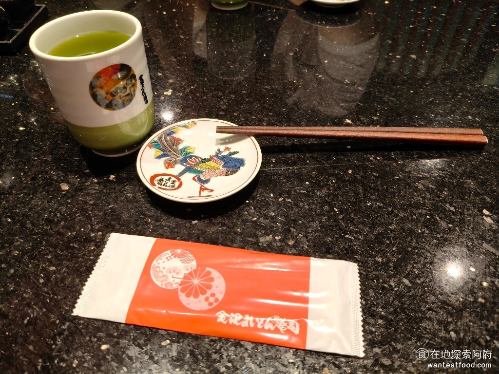 金澤美味壽司,金沢まいもん寿司,SOGO台北忠孝館店,金澤美味壽司,SOGO台北忠孝館店菜單,金澤美味壽司,SOGO台北忠孝館店價格,大安區美食,大安美食,忠孝復興美食,日式料理,壽司 《金澤壽司 SOGO忠孝館》的餐具上的花紋，都非常的精美，使用的是九谷燒餐具。每個餐具都有不同的顏色及花紋，讓每個餐點都呈現了高級的感覺。 @在地探索的阿府美食世界