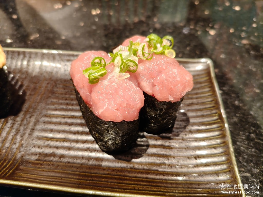 金澤美味壽司,金沢まいもん寿司,SOGO台北忠孝館店,金澤美味壽司,SOGO台北忠孝館店菜單,金澤美味壽司,SOGO台北忠孝館店價格,大安區美食,大安美食,忠孝復興美食,日式料理,壽司 蔥花鮪魚 《金澤壽司 SOGO忠孝館》的鮪魚，是店內的招牌之一，使用的是豐洲市場直送而來的新鮮鮪魚，可以看到肉質呈現的是美麗的粉紅色，油脂豐富但入口即化，完全不會覺得油膩。 @在地探索的阿府美食世界