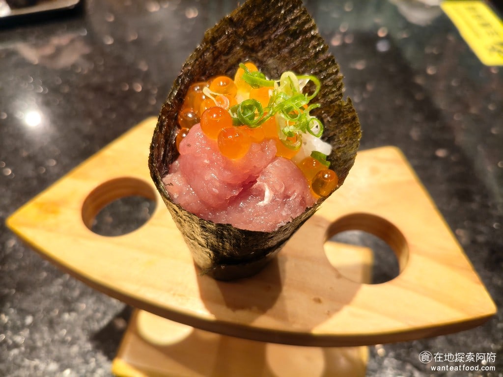 金澤美味壽司,金沢まいもん寿司,SOGO台北忠孝館店,金澤美味壽司,SOGO台北忠孝館店菜單,金澤美味壽司,SOGO台北忠孝館店價格,大安區美食,大安美食,忠孝復興美食,日式料理,壽司 蔥花鮪魚手捲 新鮮的鮪魚，搭配的蔥花，包在海苔中，一口咬下口感非常豐富，海苔很酥脆，鮪魚也非常新鮮，蔥花增添的香氣，搭配起來非常不錯。 @在地探索的阿府美食世界