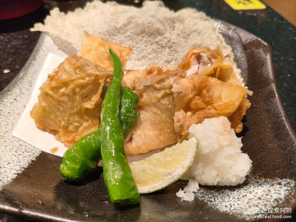 金澤美味壽司,金沢まいもん寿司,SOGO台北忠孝館店,金澤美味壽司,SOGO台北忠孝館店菜單,金澤美味壽司,SOGO台北忠孝館店價格,大安區美食,大安美食,忠孝復興美食,日式料理,壽司 鮭魚仙貝 鮭魚仙貝其實就是炸鮭魚而已，鮭魚切片後，拿去炸炸完後完全不會覺得油膩，還吃得到鮭魚肉質本身的鮮甜。 @在地探索的阿府美食世界