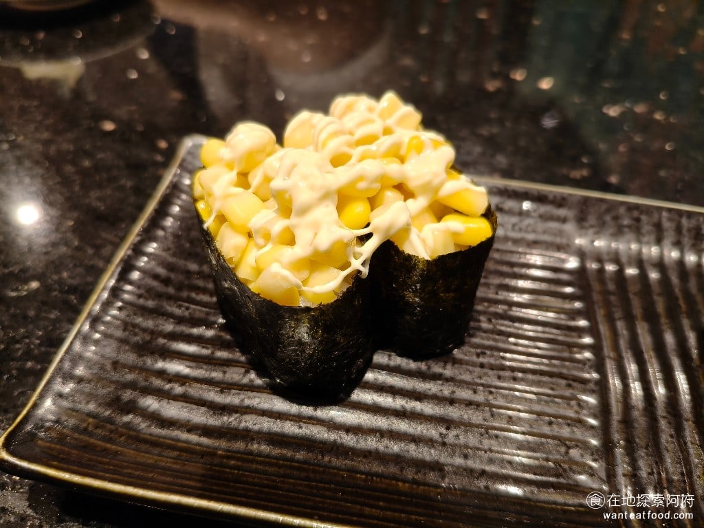 金澤美味壽司,金沢まいもん寿司,SOGO台北忠孝館店,金澤美味壽司,SOGO台北忠孝館店菜單,金澤美味壽司,SOGO台北忠孝館店價格,大安區美食,大安美食,忠孝復興美食,日式料理,壽司 玉米沙拉 玉米沙拉的味道也很好，和一般的壽司店相比，味道差不多，只不過美乃滋加得比較少，所以味道比較偏淡。 @在地探索的阿府美食世界