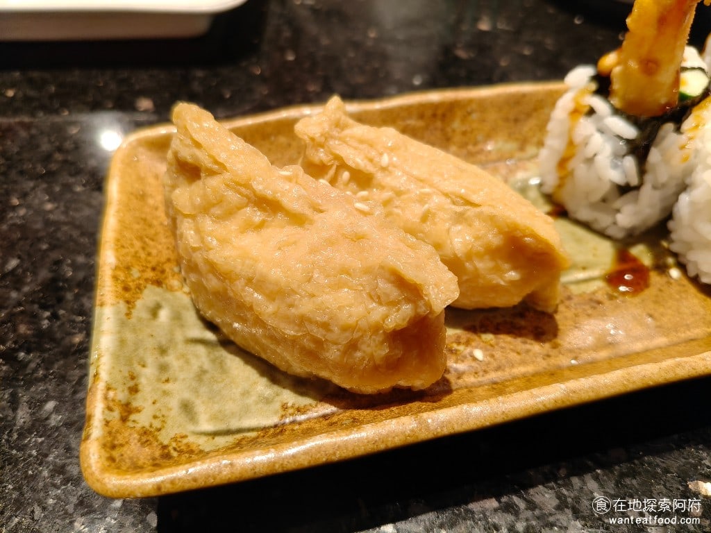 金澤美味壽司,金沢まいもん寿司,SOGO台北忠孝館店,金澤美味壽司,SOGO台北忠孝館店菜單,金澤美味壽司,SOGO台北忠孝館店價格,大安區美食,大安美食,忠孝復興美食,日式料理,壽司 豆皮壽司 豆皮壽司的味道也很不錯，只不過吃起來和一般的壽司店感覺是差不多。 @在地探索的阿府美食世界