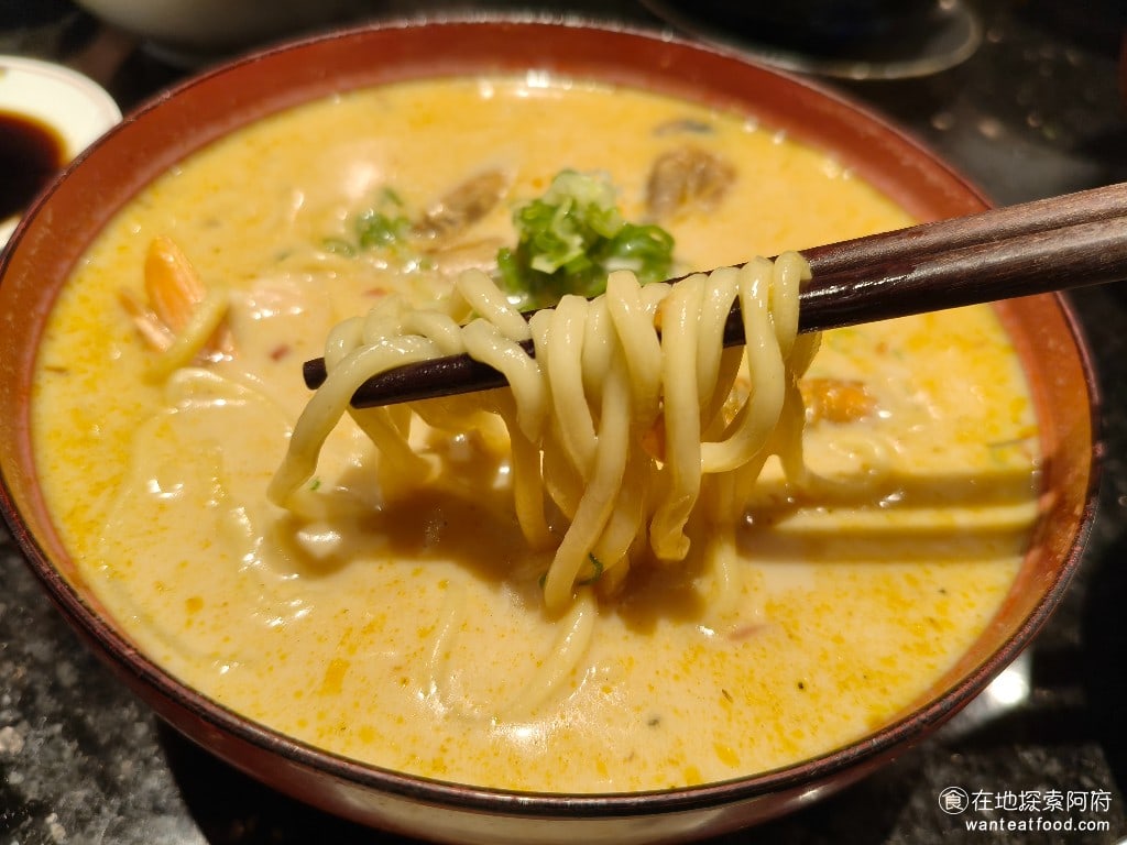 金澤美味壽司,金沢まいもん寿司,SOGO台北忠孝館店,金澤美味壽司,SOGO台北忠孝館店菜單,金澤美味壽司,SOGO台北忠孝館店價格,大安區美食,大安美食,忠孝復興美食,日式料理,壽司 麵條比較粗，吃起來非常有嚼勁，總之這碗麵一定要喜歡蝦子味道的人吃，才會覺得好吃。 @在地探索的阿府美食世界