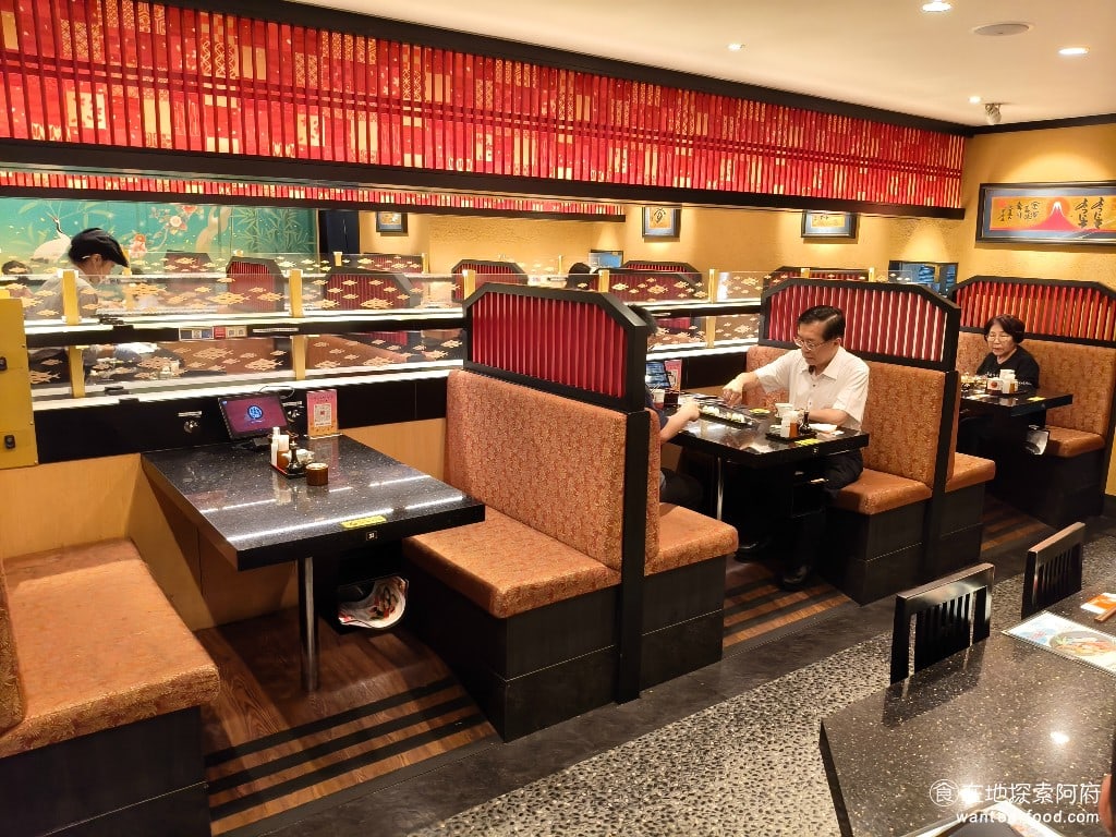 金澤美味壽司,金沢まいもん寿司,SOGO台北忠孝館店,金澤美味壽司,SOGO台北忠孝館店菜單,金澤美味壽司,SOGO台北忠孝館店價格,大安區美食,大安美食,忠孝復興美食,日式料理,壽司 雖然《金澤壽司 SOGO忠孝館》有設立迴轉的餐台，但近年來比較少使用了，現在點完餐，幾乎都是由專人直接送上桌，這樣更能確保食材的新鮮度。 @在地探索的阿府美食世界