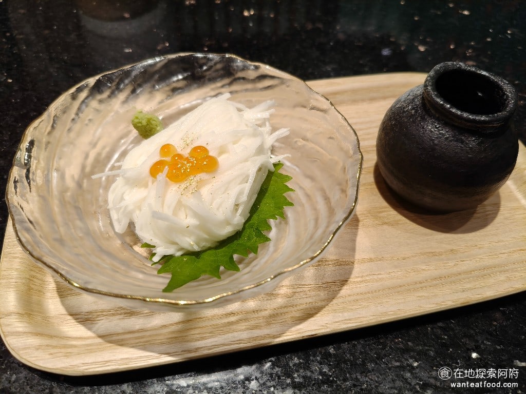 金澤美味壽司,金沢まいもん寿司,SOGO台北忠孝館店,金澤美味壽司,SOGO台北忠孝館店菜單,金澤美味壽司,SOGO台北忠孝館店價格,大安區美食,大安美食,忠孝復興美食,日式料理,壽司 山藥細麵 這個山藥細麵超特別，把山藥做成麵條的形狀，吃起來的口感脆脆的，而且冰冰涼涼的，有一點冷面的口感，非常有特色。 @在地探索的阿府美食世界