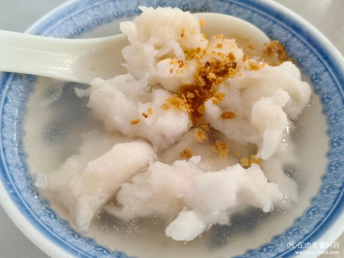 朱記花枝羹 朱記花枝羹菜單 朱記花枝羹推薦 三重區美食 三重美食 台北橋美食 台灣小吃 花枝羹 花枝羹 一碗 90 元,份量不算大,裡頭大概有 6 到 8 塊花枝,每一塊都切得相當厚實,咬下去脆彈有嚼勁,可以吃到花枝本身的鮮甜。湯頭走清甜路線,帶著淡淡蒜酥香氣。 @在地老饕阿府