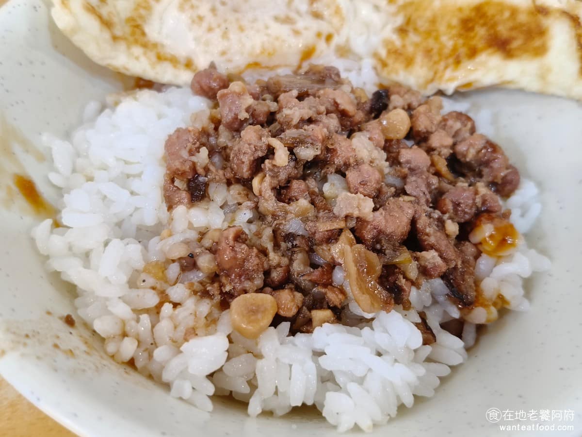 天天利美食坊 天天利美食坊菜單 天天利美食坊推薦 萬華區美食 萬華美食 西門美食 台灣小吃 滷肉飯 吃起來相當舒服,滷肉走的是瘦肉為煮的路線,瘦肉比例高,肥肉不多,吃起來不會太黏,瘦肉也不會太硬,滷汁帶點甜味,口味上有點偏南部風格,上面的半熟蛋不會做得太生。 @在地老饕阿府